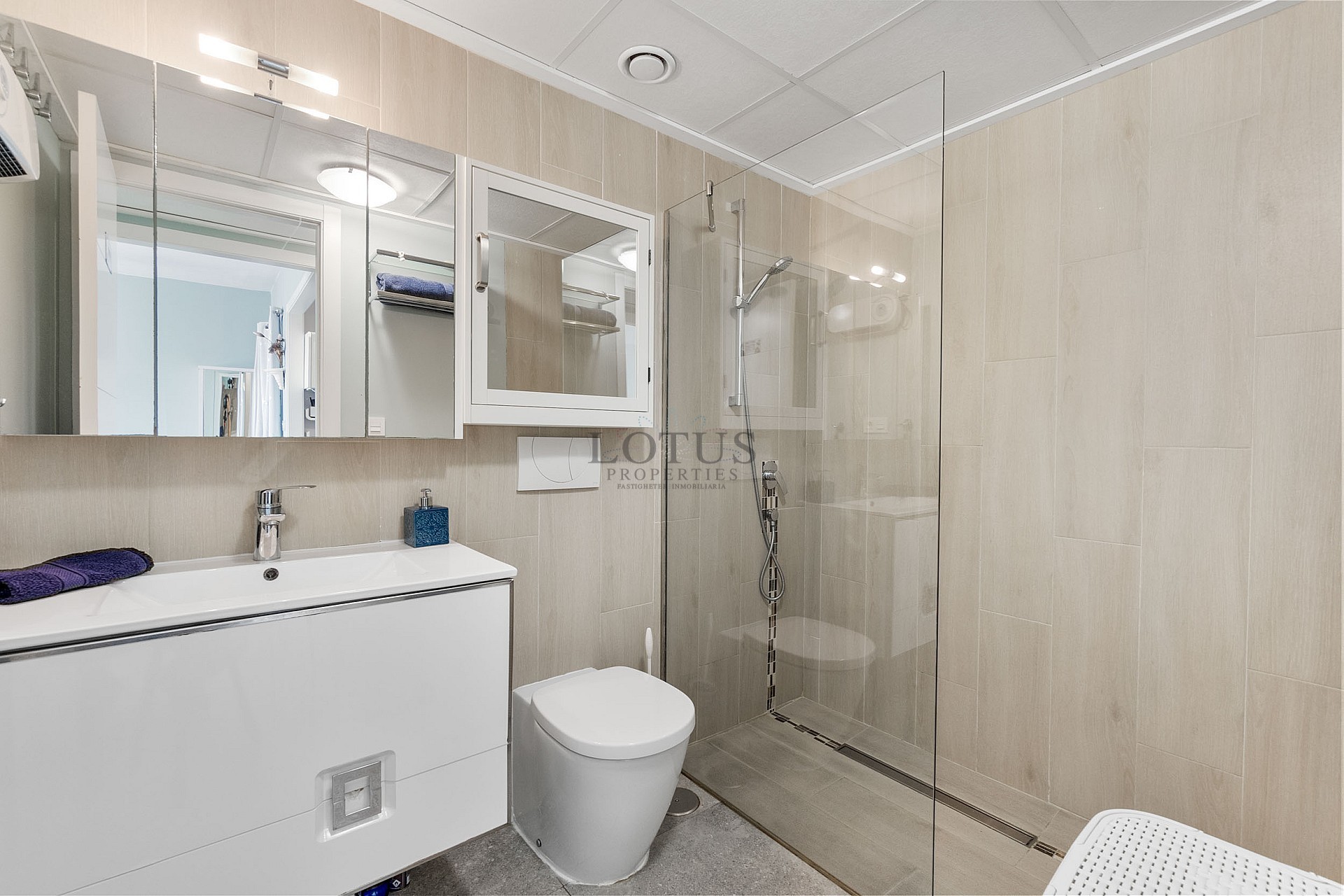 STOR MODERN LÄGENHET MED TRÄDGÅRD I SÖDERLÄGE - PRIVAT PARKERING I KÄLLAREN OCH FÖRRÅD - HÄRLIGT POOLOMRÅDE OCH PADDELBANA - Lotus Properties