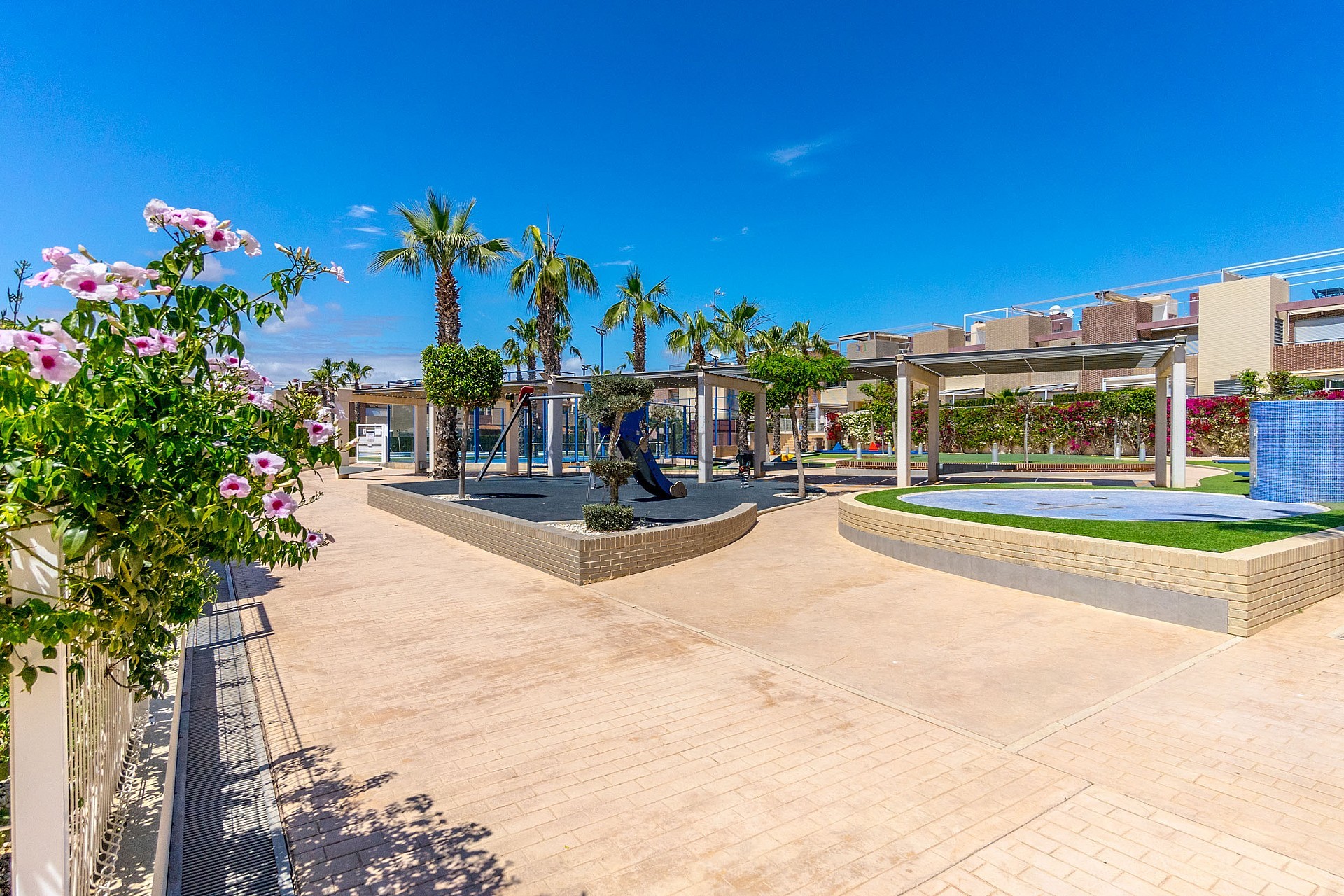 STOR MODERN LÄGENHET MED TRÄDGÅRD I SÖDERLÄGE - PRIVAT PARKERING I KÄLLAREN OCH FÖRRÅD - HÄRLIGT POOLOMRÅDE OCH PADDELBANA - Lotus Properties