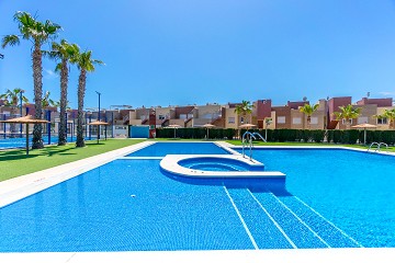 STOR MODERN LÄGENHET MED TRÄDGÅRD I SÖDERLÄGE - PRIVAT PARKERING I KÄLLAREN OCH FÖRRÅD - HÄRLIGT POOLOMRÅDE OCH PADDELBANA - Lotus Properties