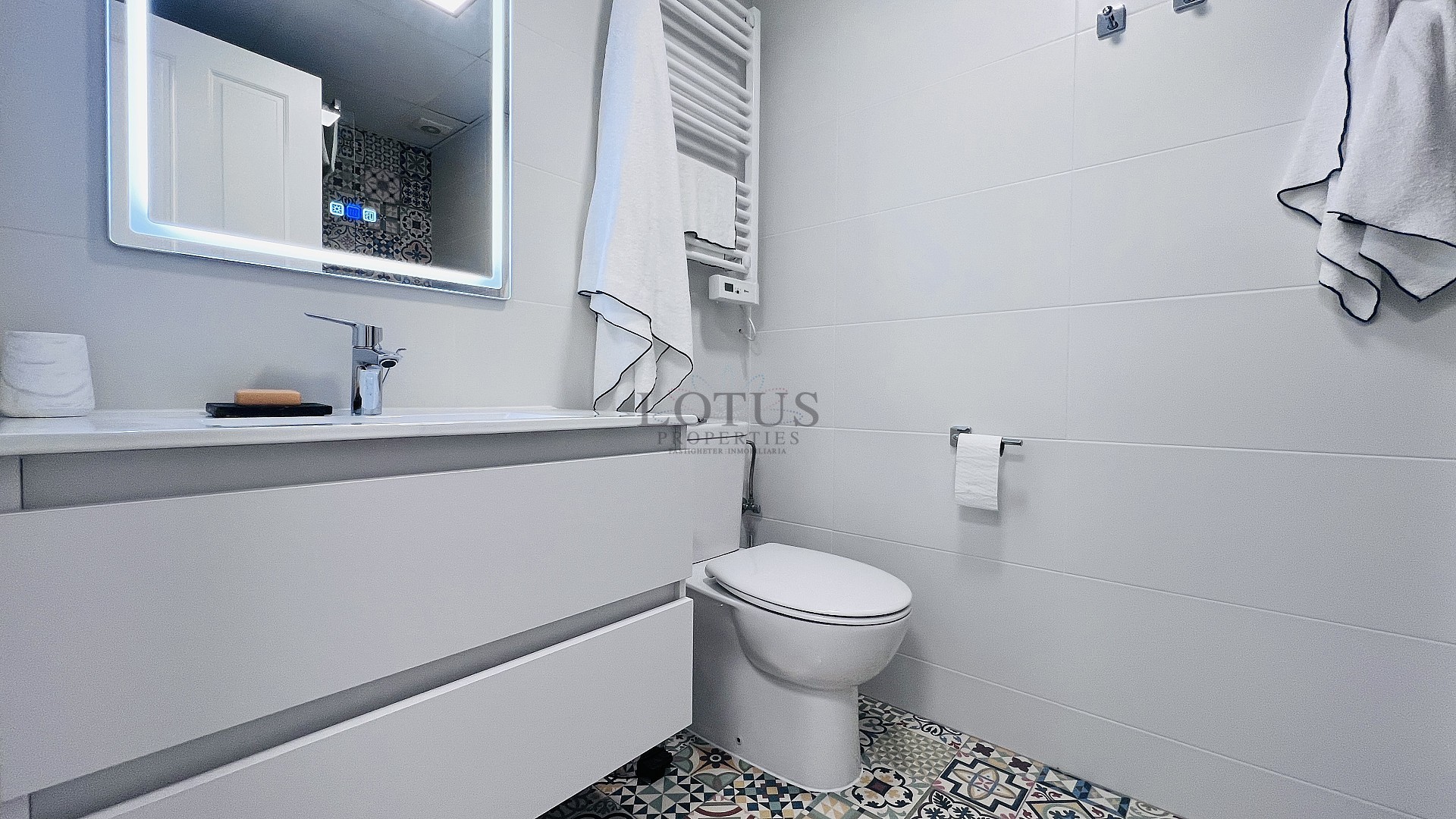 Stilren, renoverad bostad endast 140 meter från stranden i La Mata - Lotus Properties