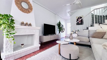 Charmigt radhus med tre sovrum och gemensam pool – nära allt du behöver! - Lotus Properties