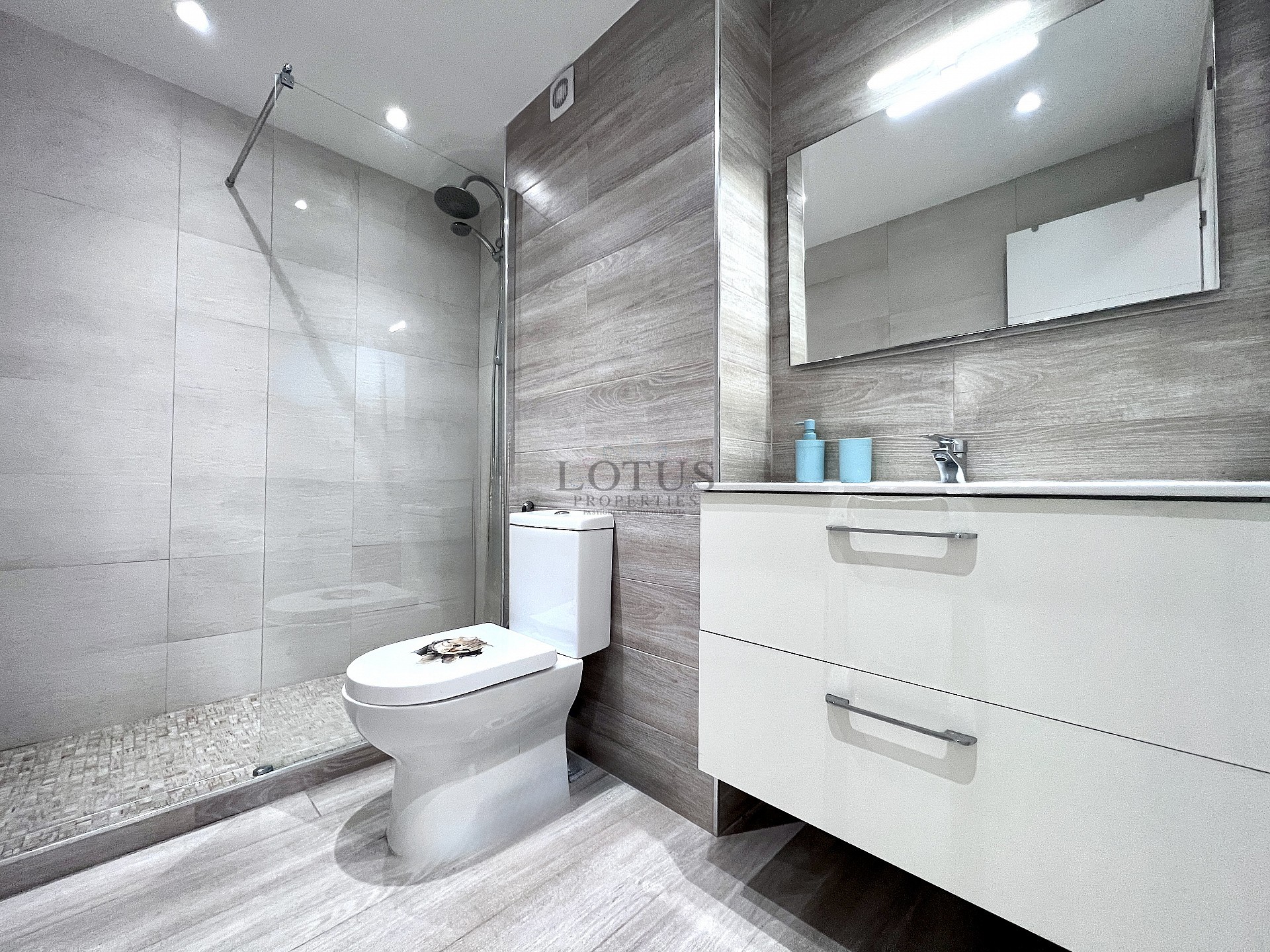 FANTASTISK LÄGENHET 30 METER TILL HAVET - Lotus Properties