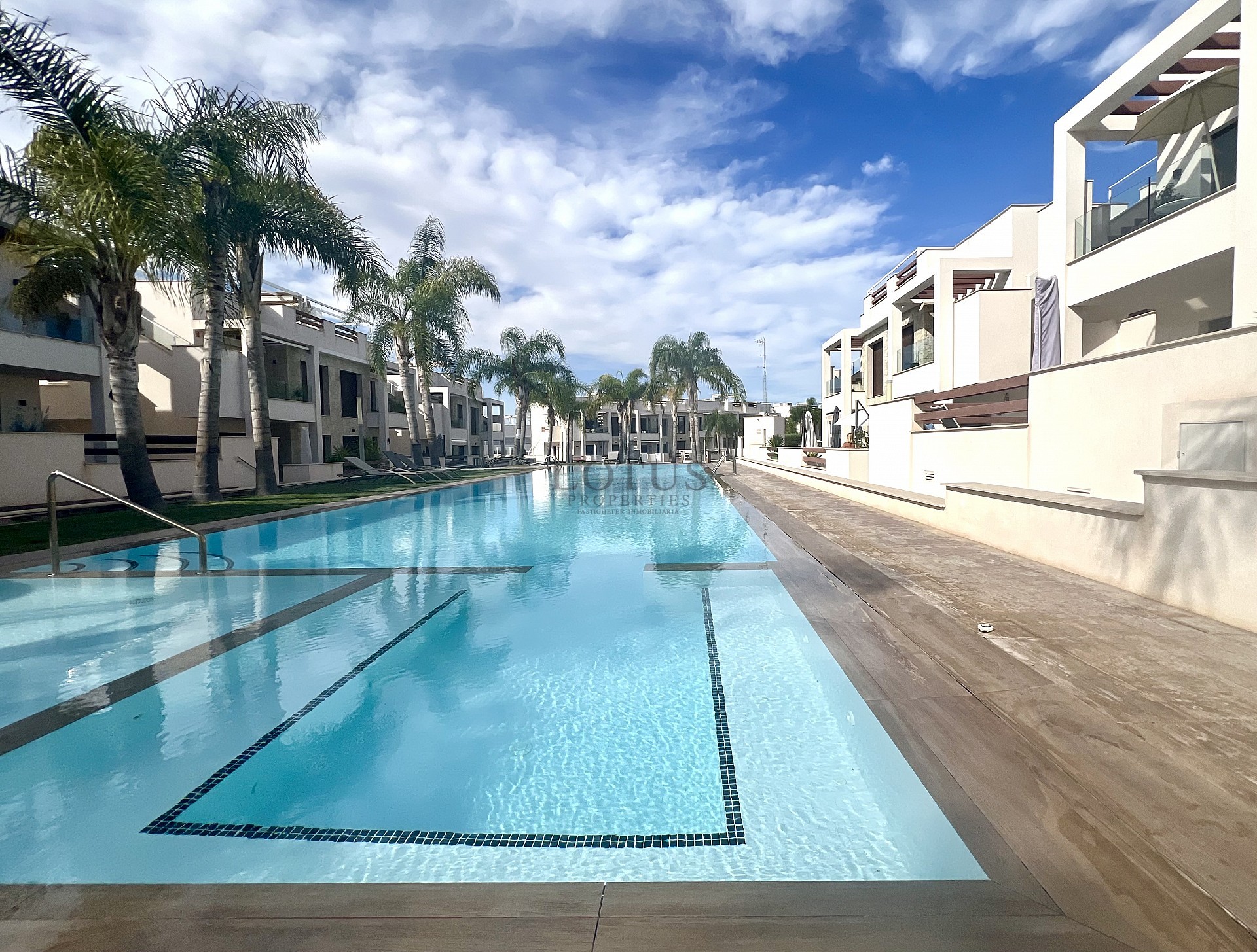 Exklusiv hörn tak-bungalow med 3 sovrum i Los Balcones - Lotus Properties